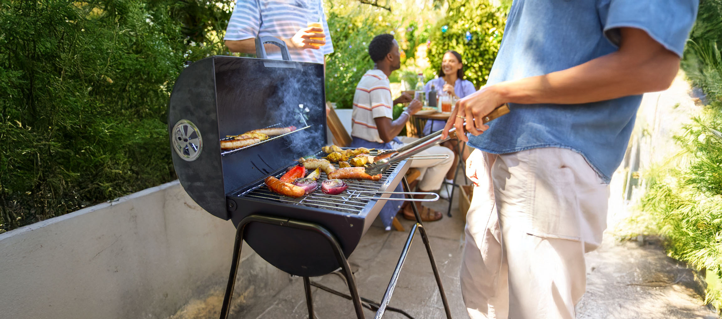 Faszenes grillező kolbásszal és grillezett zöldségekkel.