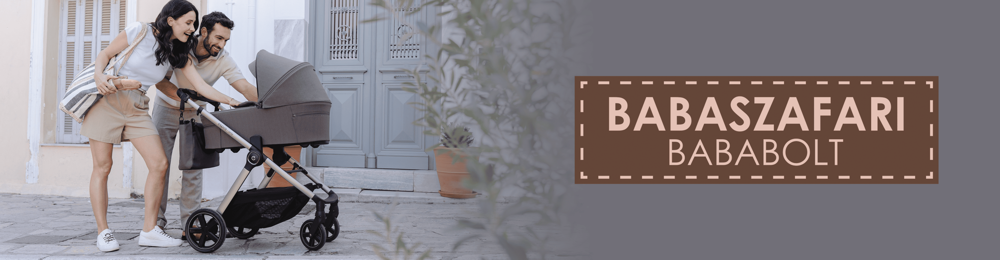 Fiatal pár babakocsival, a háttérben egy épület és egy növény. A képen a 'BABASZAFARI BABABOLT' felirat látható.