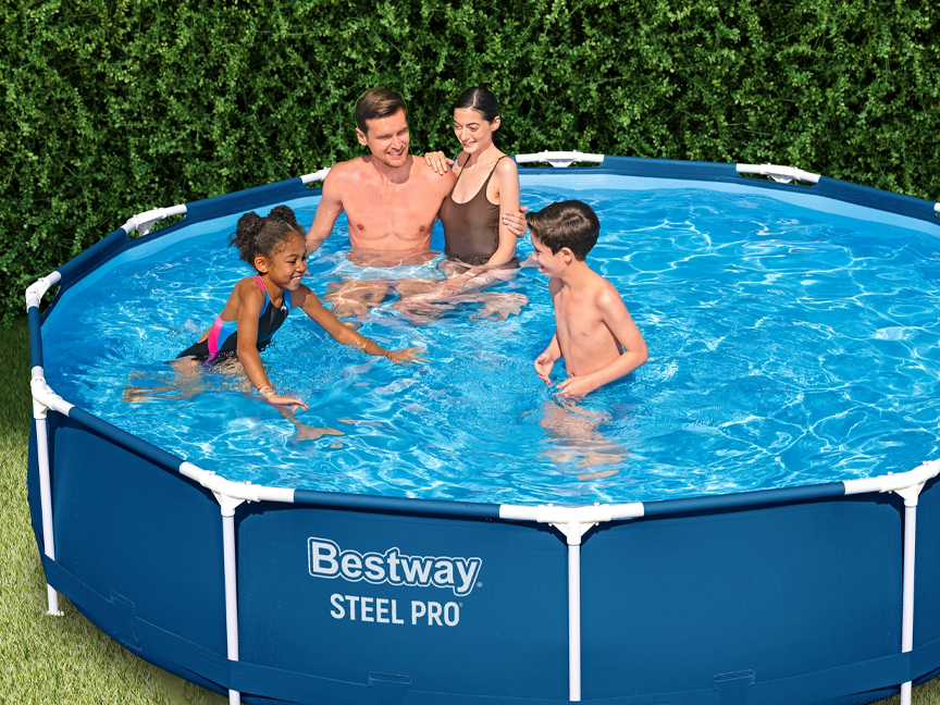 Egy Bestway Steel Pro medencében egy család élvezi a nyarat.