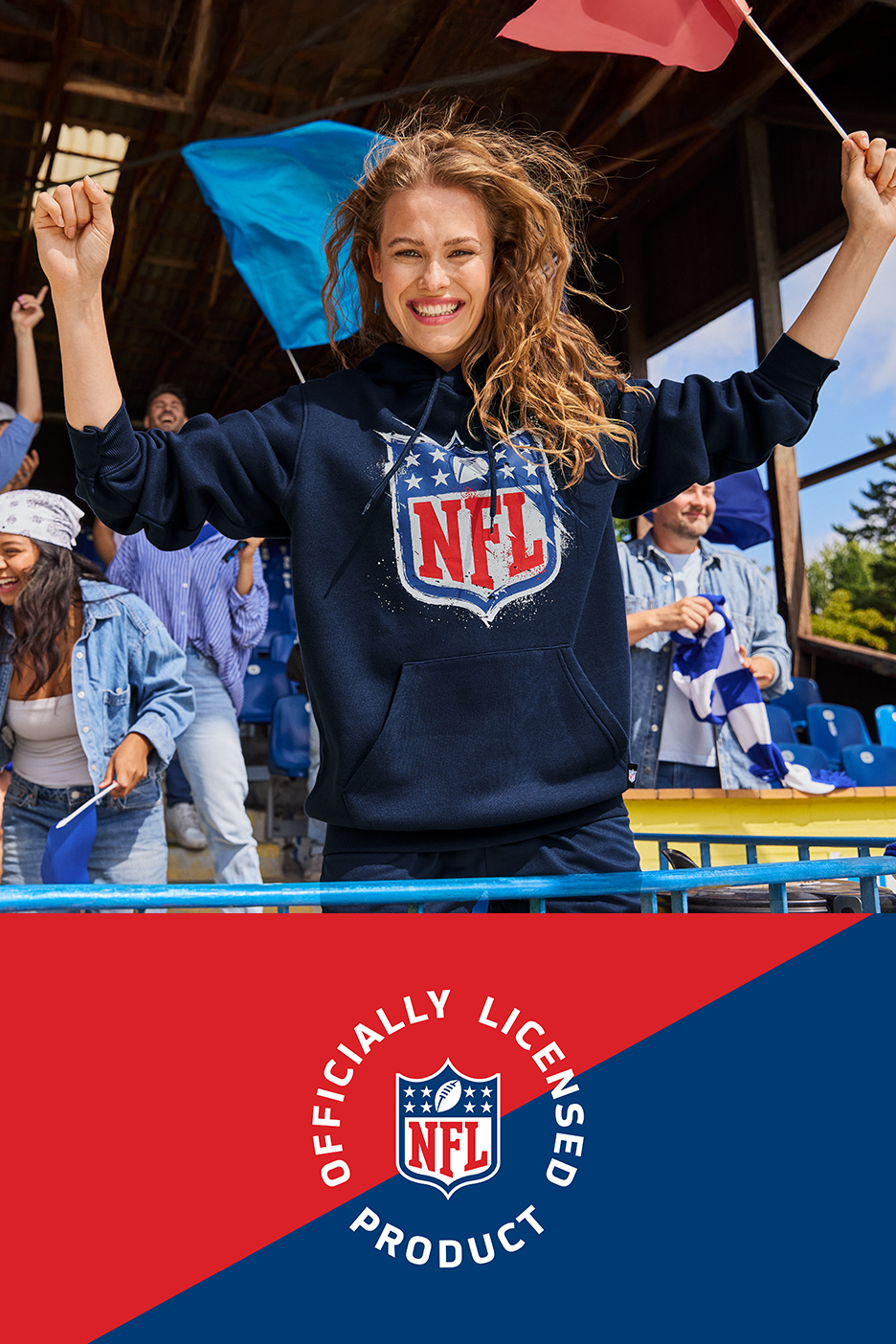 Nő NFL pulóverben, szurkolók között, zászlókkal.