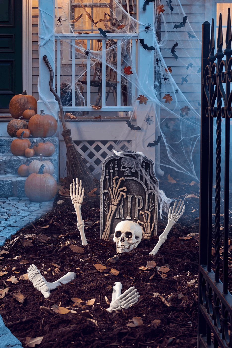 MI/AI segítségével létrehozott/módosított kép: Kültéri halloweeni dekorációk sírkővel, csontvázzal és tökökkel egy ház előtt.