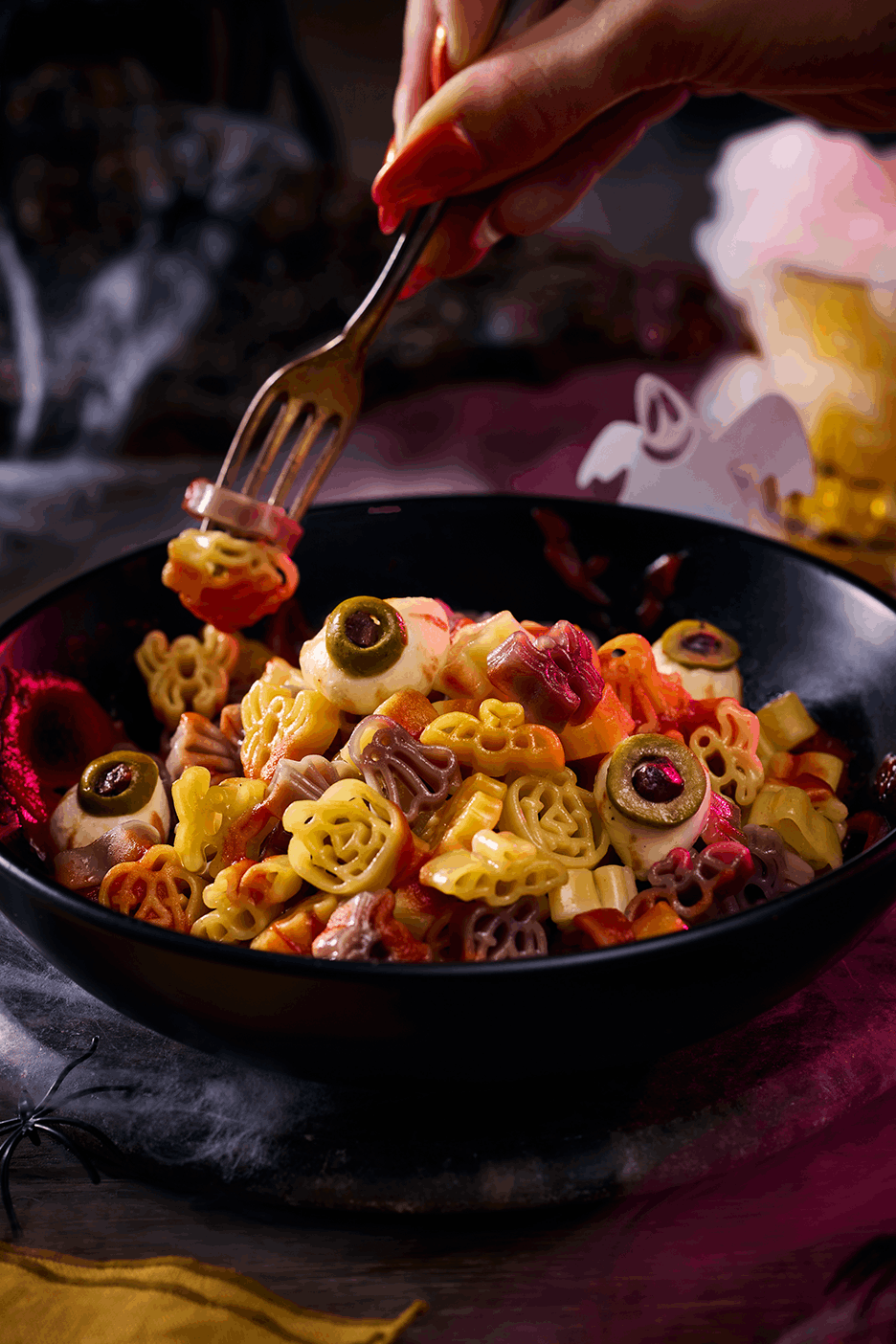 Halloween-i tészta tálalva, szemgolyó alakú mozzarella falatokkal és olívabogyóval.