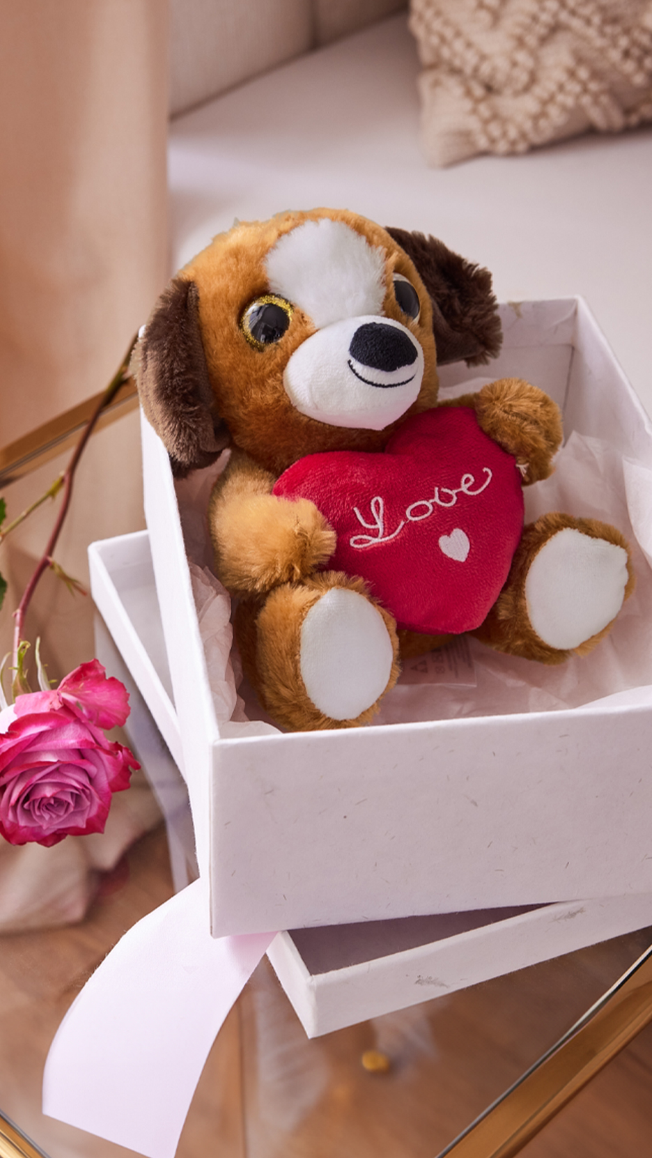 Plüss kutya piros szívvel, rajta 'Love' felirattal, ajándékdobozban, rózsával.