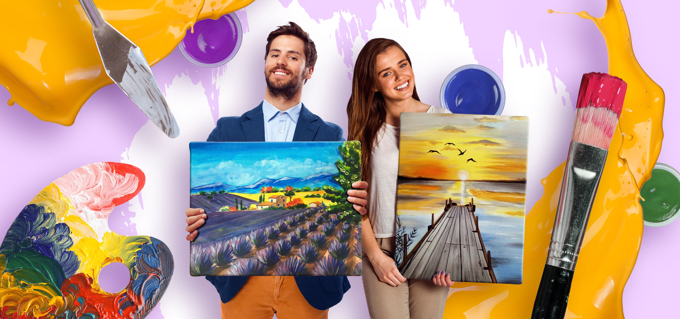 Két ember festményeket tart, festékekkel és ecsetekkel körülvéve.