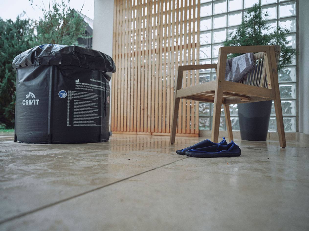 Crivit felfújható medence és vízi cipő egy teraszon.