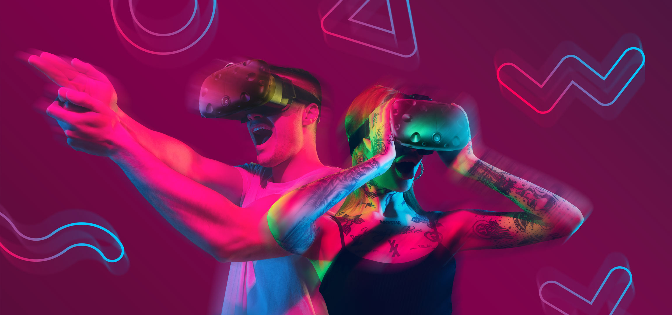 Két ember VR-headsettel játszik, neonfényekkel és absztrakt formákkal.