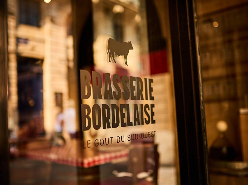 Brasserie Bordelaise felirat tehén sziluettel és „Le Goût du Sud-Ouest” szöveggel.
