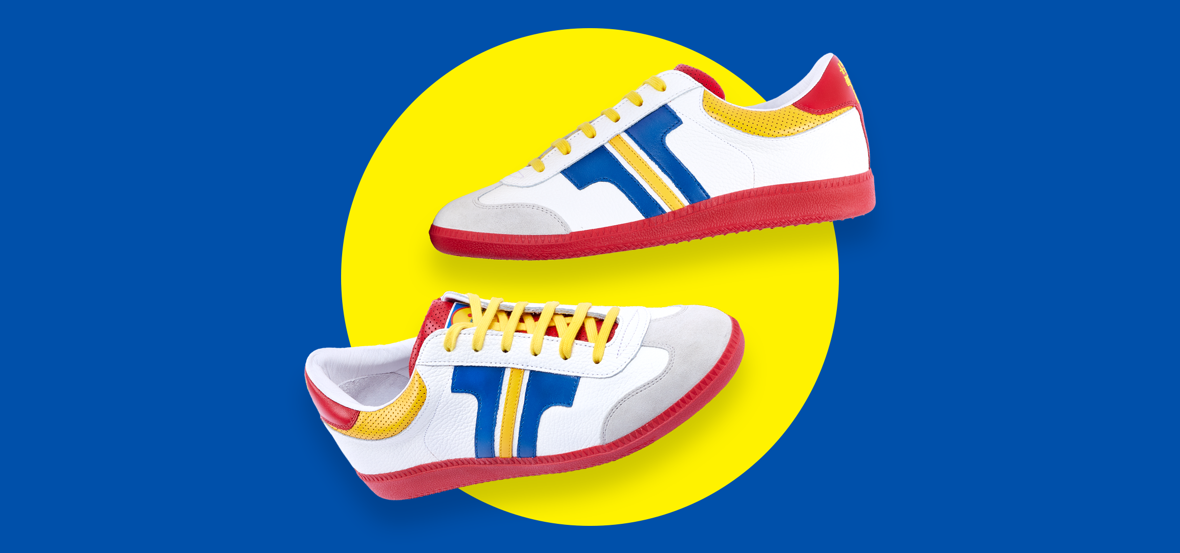 Két pár színes, retro stílusú sportcipő lebeg egy kék-sárga-piros háttér előtt.