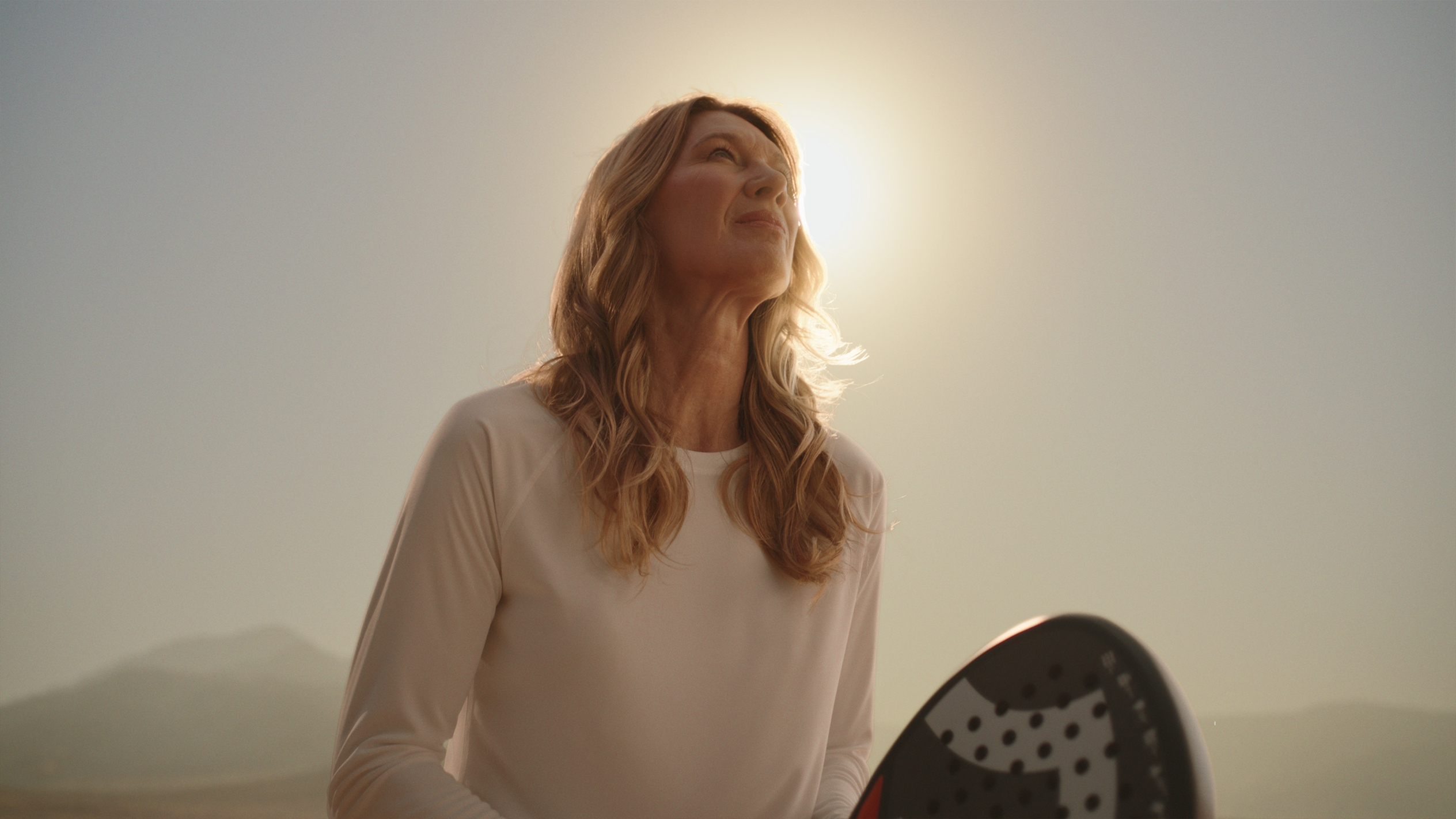MI-generált - Stefanie Graf sportpólóban, padelütővel