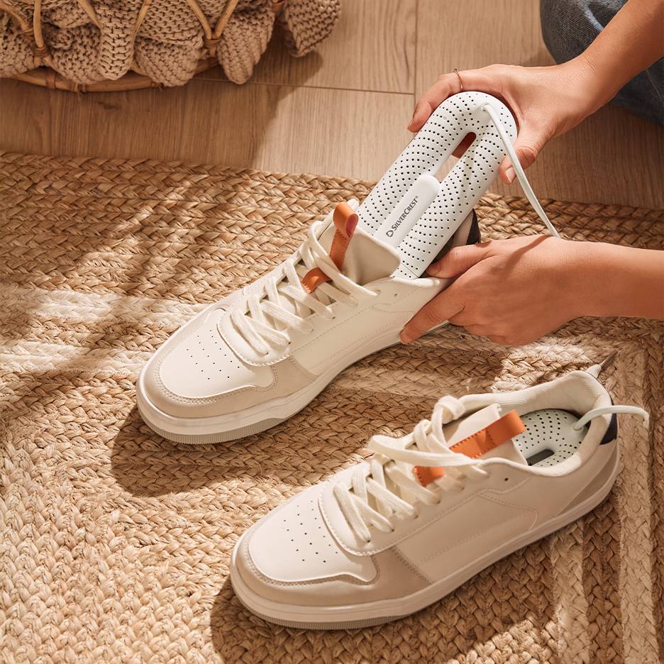 Silvercrest cipőszárító fehér tornacipőben fonott szőnyegen.