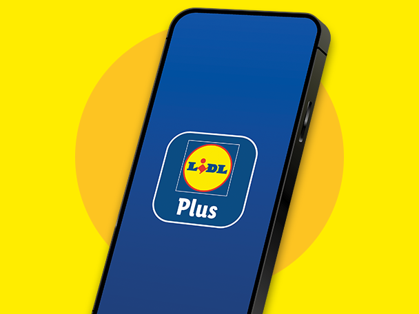 Okostelefon a Lidl Plus alkalmazással, sárga háttérrel.