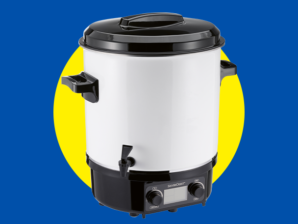 Fehér és fekete befőzőautomata csappal és digitális kijelzővel, kék és sárga háttér előtt.