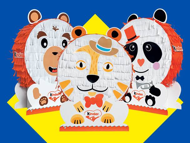 Három állatfigurás piñata: egy medve, egy tigris és egy panda, mindegyik Kinder logóval.