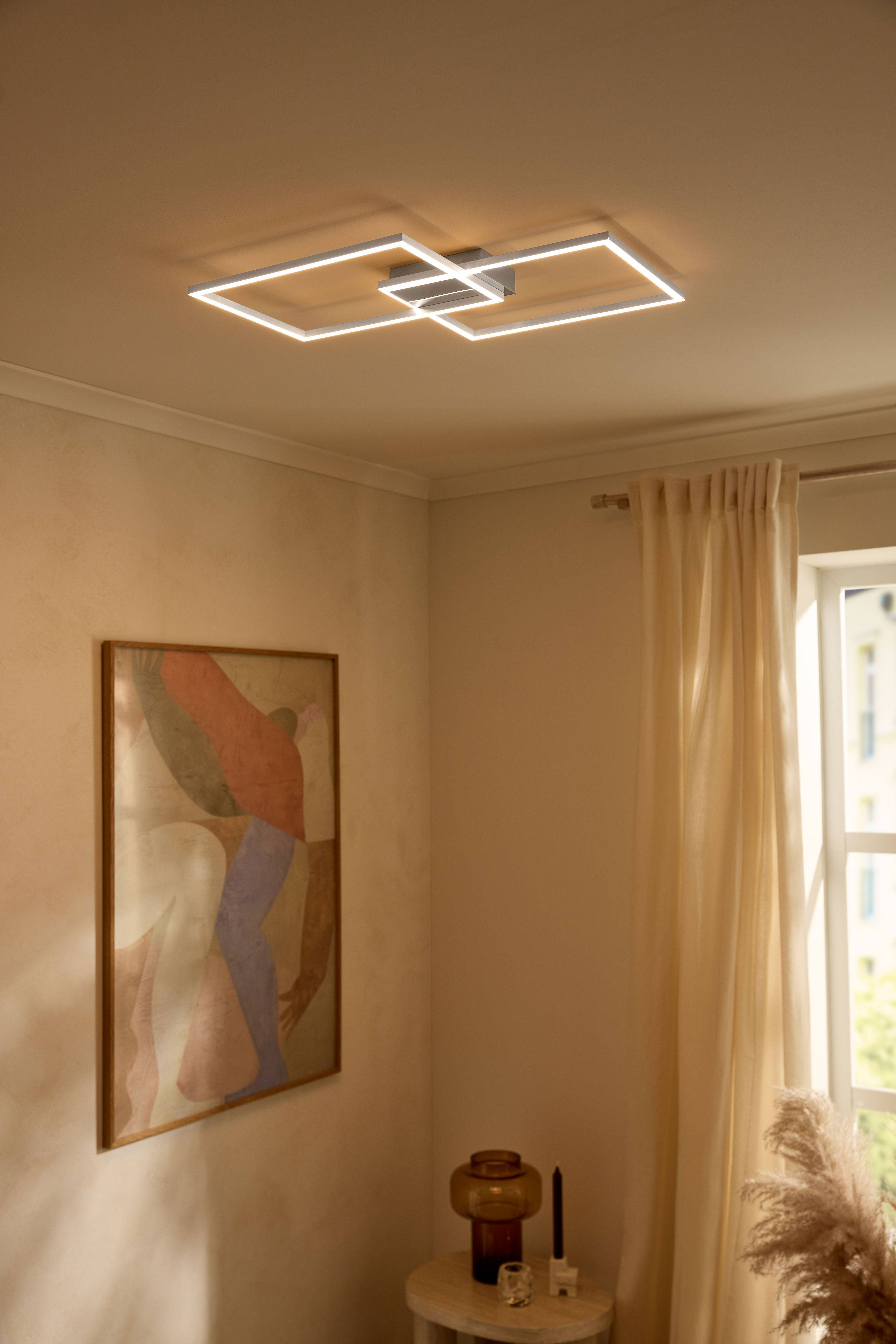 Modern LED mennyezeti lámpa téglalap alakú formákkal, megvilágítva egy bézs szobát.