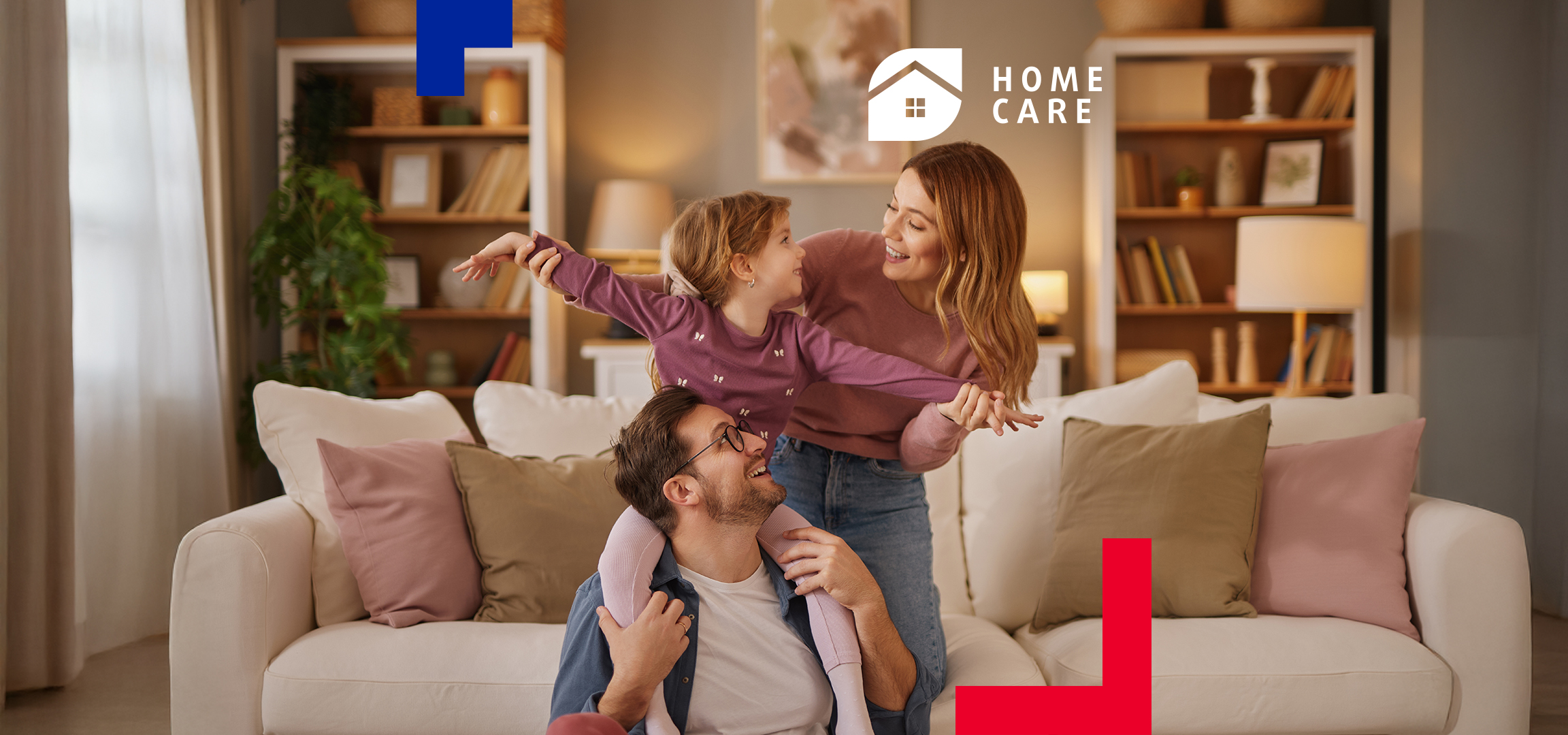 Család játszik a kanapén, Home Care logóval.