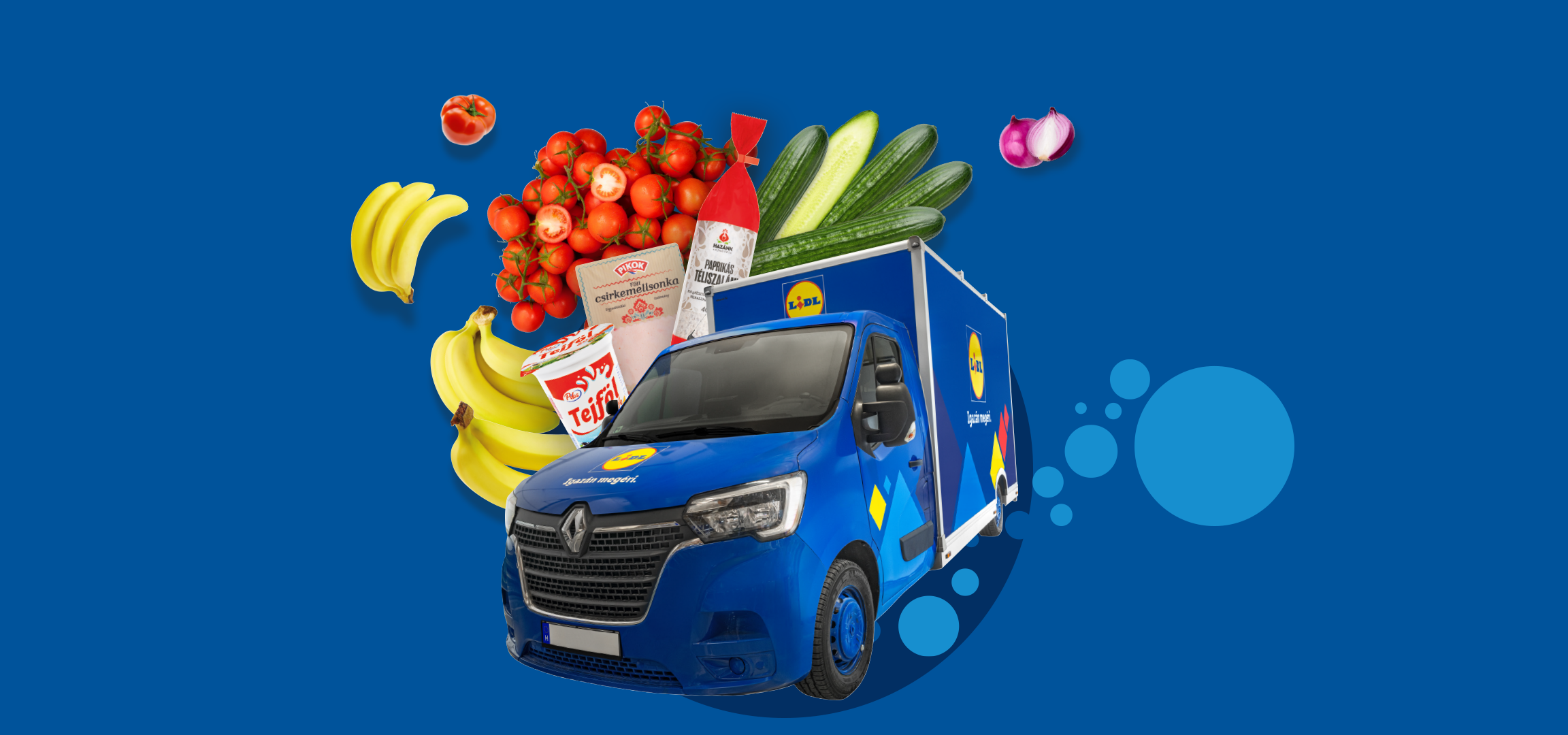 Lidl furgon friss élelmiszerekkel, például paradicsommal, banánnal és uborkával.