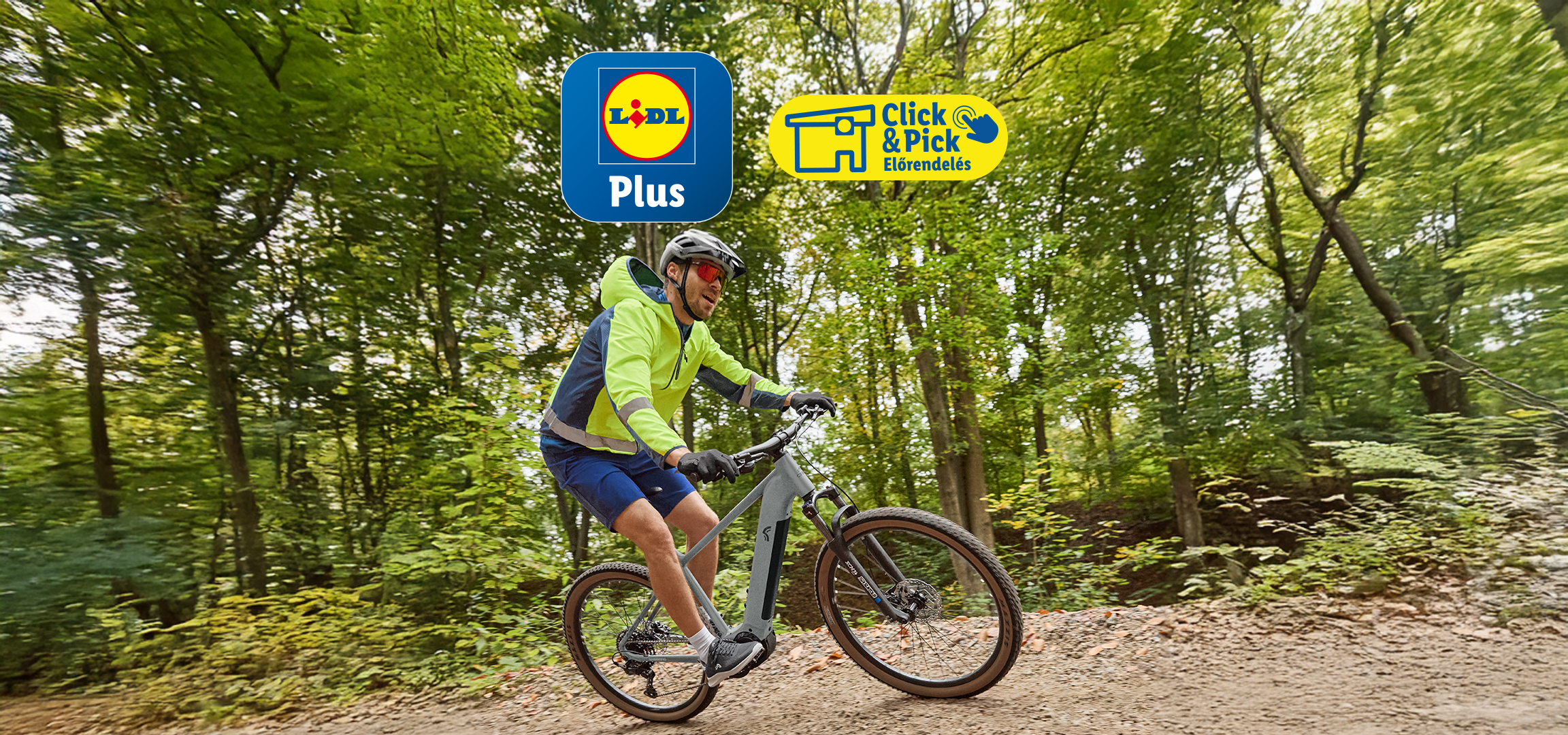 Férfi kerékpározik az erdőben, Lidl Plus és Click & Pick logókkal.