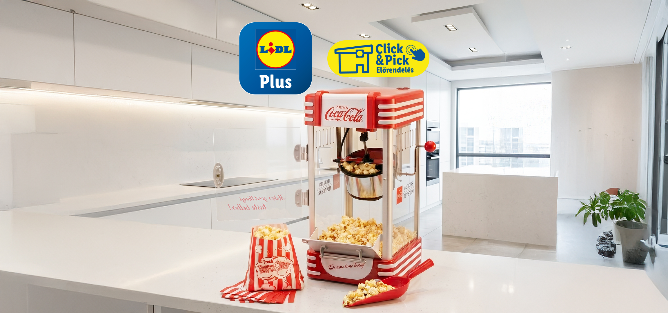 Popcornkészítő gép és popcornos zacskók egy modern konyhapulton.