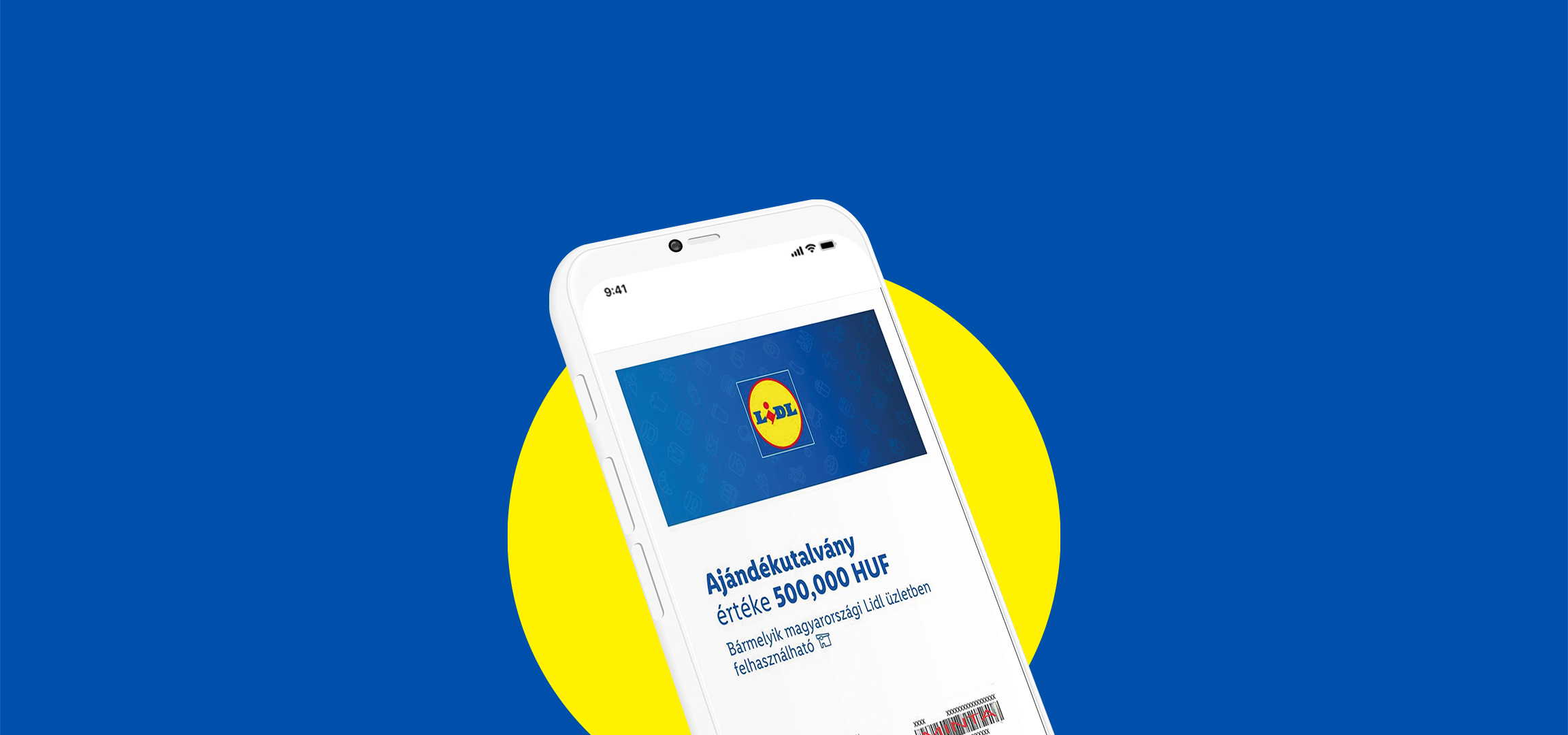 Mobiltelefon egy ajándékutalvánnyal, melynek értéke 500 000 HUF, kék háttér előtt.