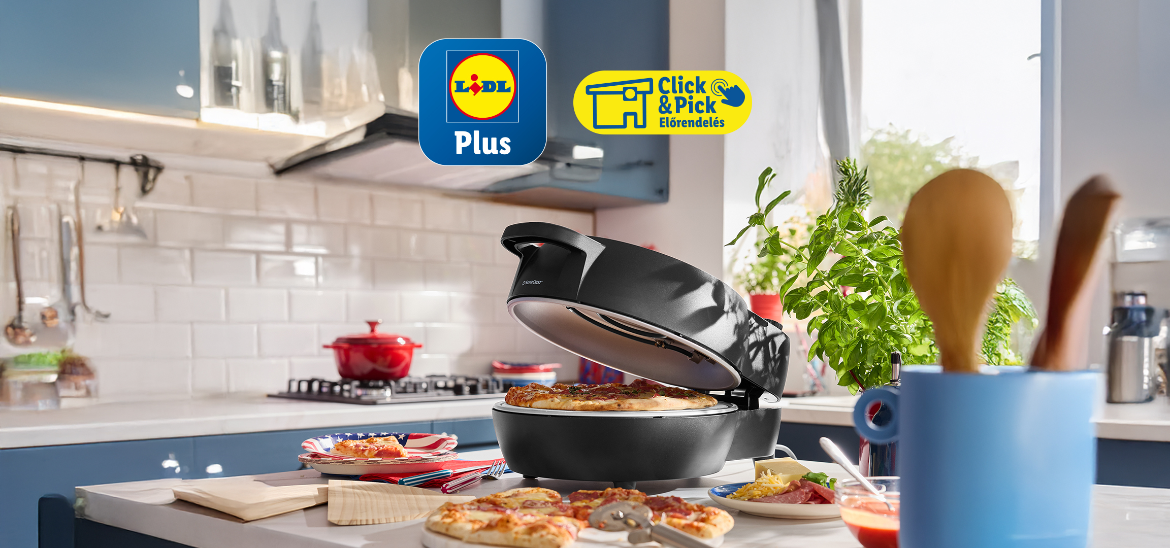 Lidl Plus és Click & Pick logók egy konyhai környezetben, pizzával és pizzakészítővel.