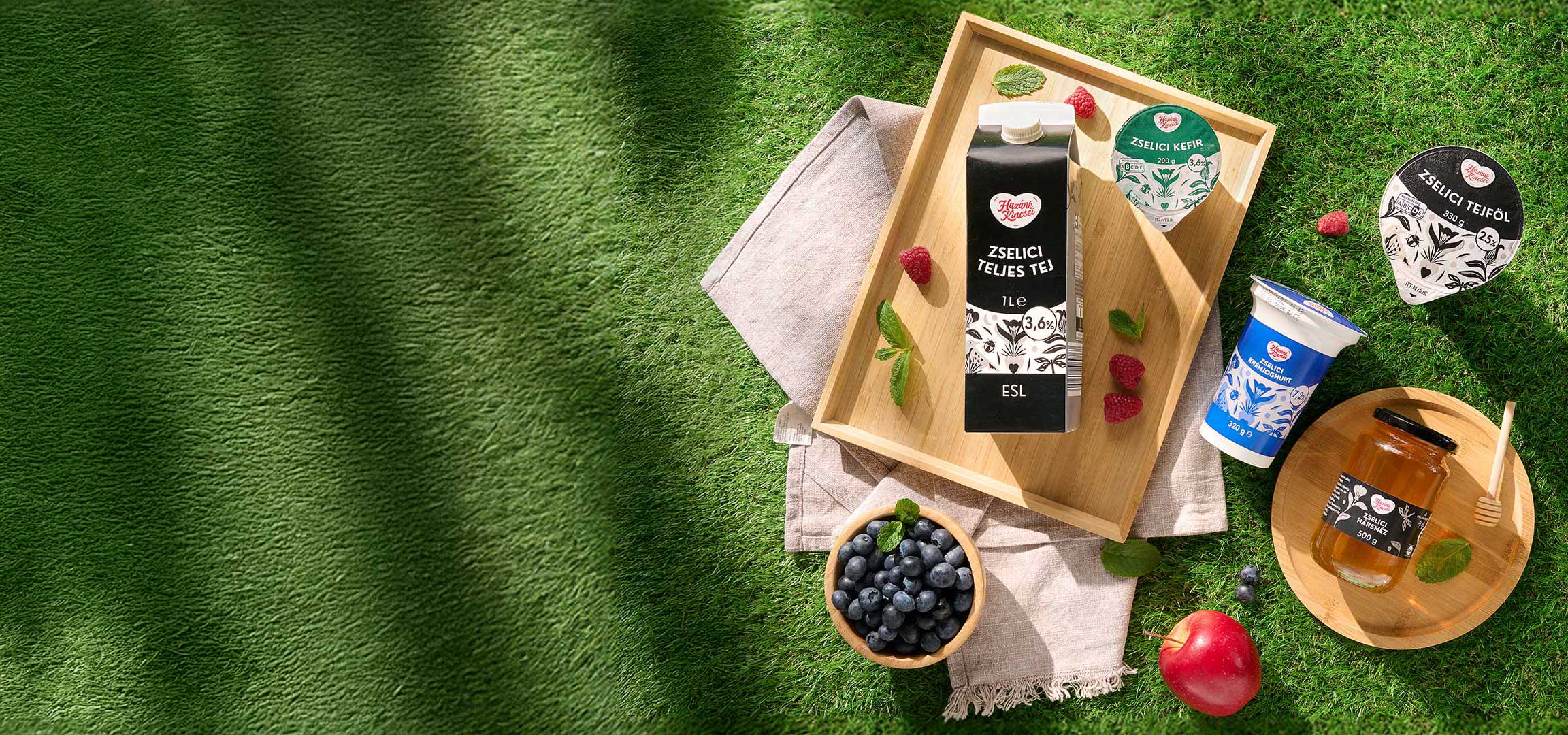 Zselici tej, kefir, tejföl, krémtúró és hársmező a füvön egy tálcán.