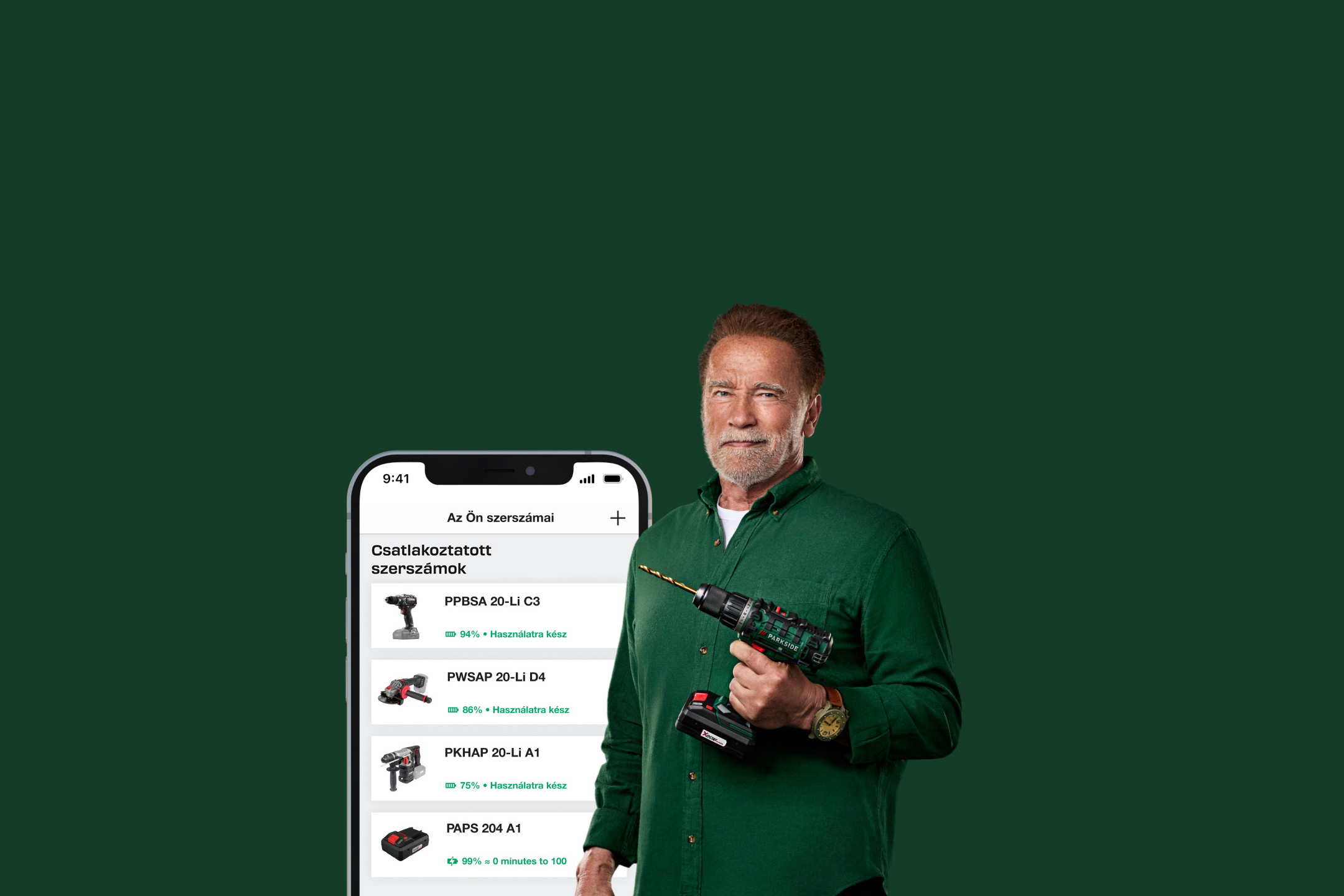 Arnold Schwarzenegger egy fúrót tart, mellette egy telefonon látható alkalmazás az Ön szerszámai menüvel.
