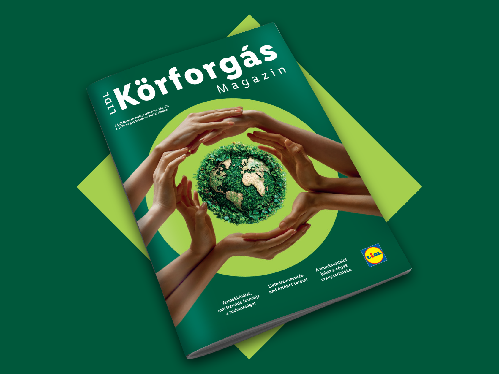 Zöld magazin címlapja, melyen kezek ölelnek egy zöld, növényekkel borított földgömböt, a fenntarthatóságot és a körforgásos gazdaságot hangsúlyozva.