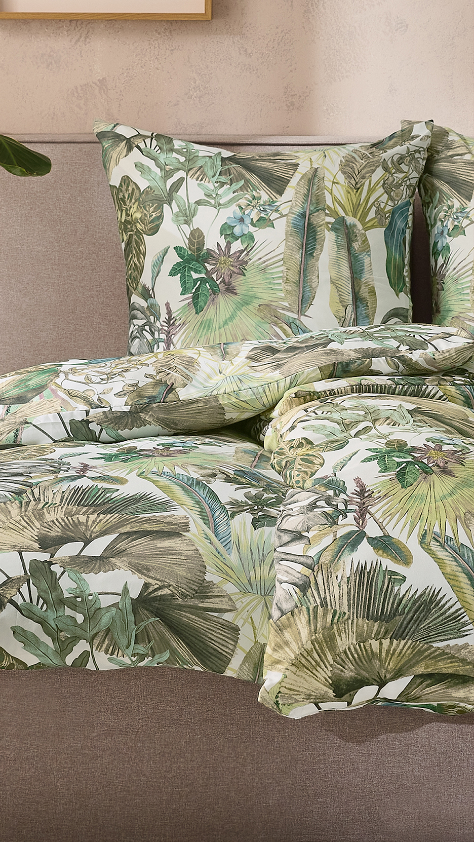 Ágynemű garnitúra trópusi levélmintával, zöld és barna árnyalatokban.