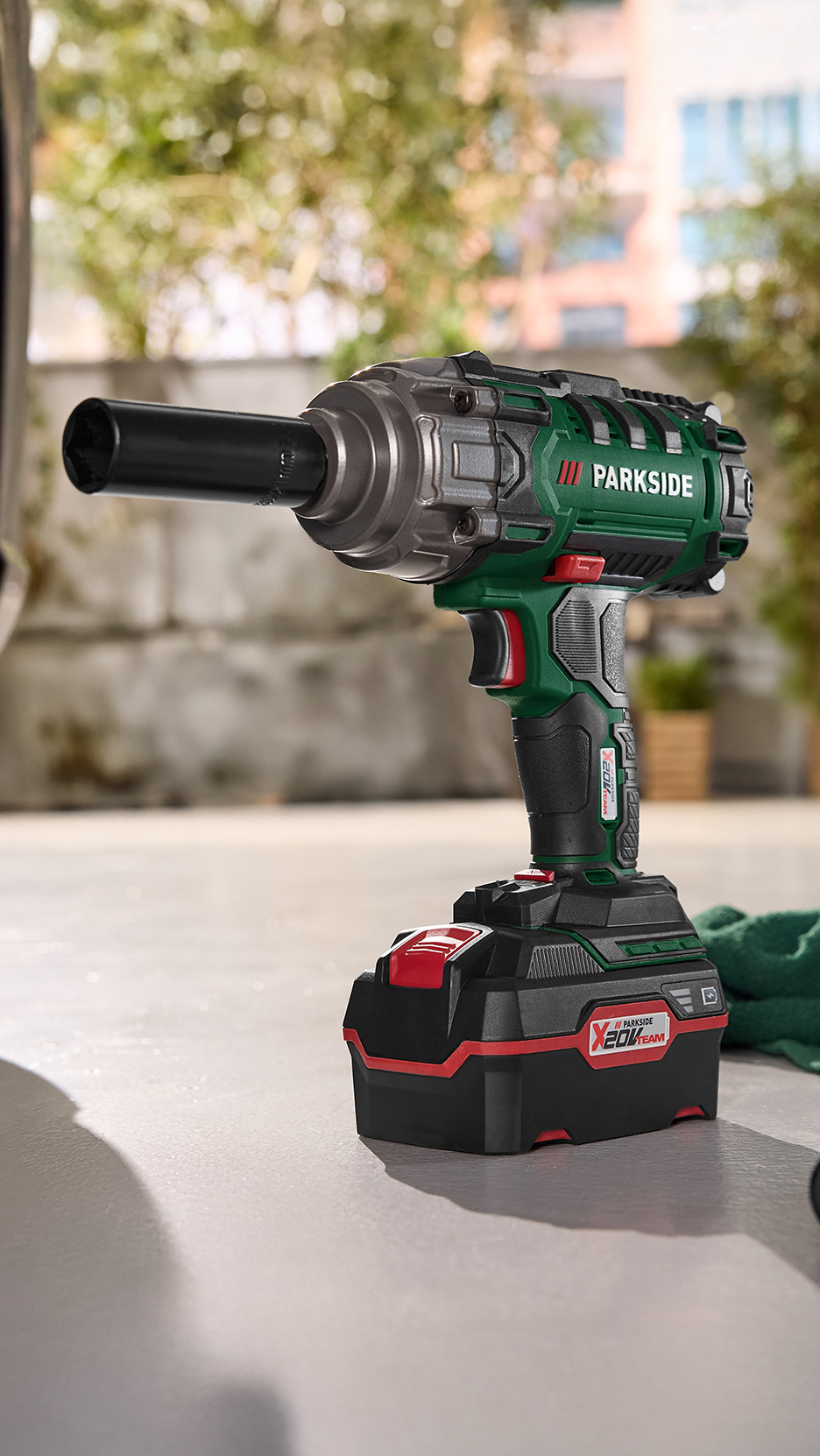 Akkus ütvecsavarozó akkumulátorral és dugókulccsal egy garázsban.