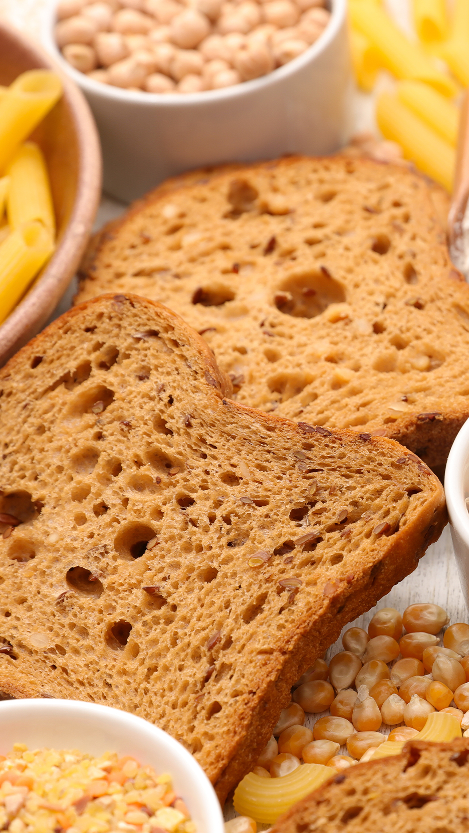 Teljes kiőrlésű kenyérszeletek, csicseriborsó, tészta és kukorica szemek.