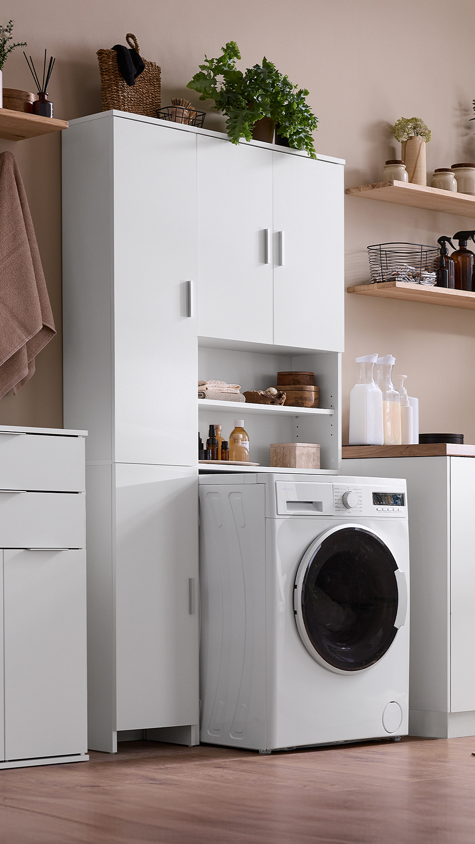 Fehér mosókonyha szekrényekkel, mosógéppel és nyitott polcokkal.