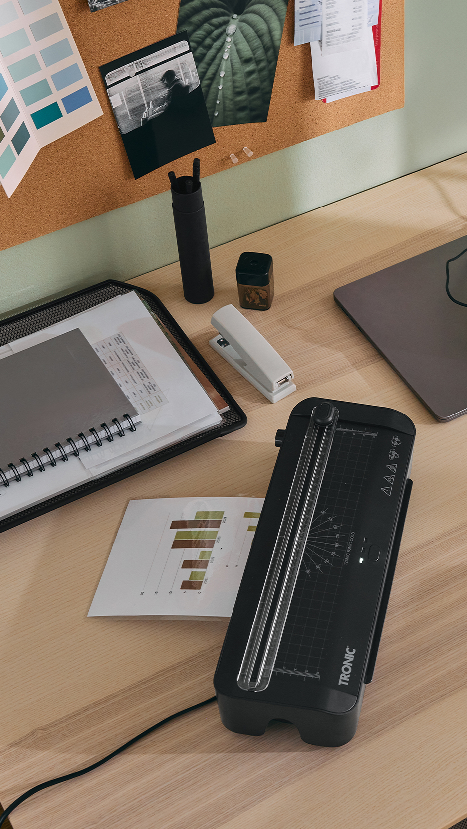 Irodai asztal Tronic laminálógéppel, irattartóval, tűzőgéppel és egyéb irodaszerekkel.