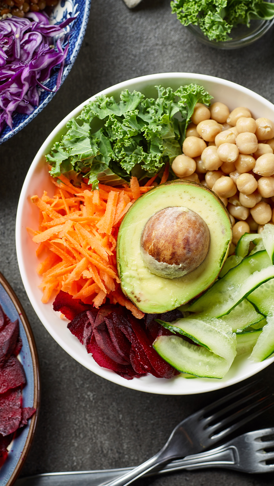 Vegán Buddha tál csicseriborsóval, avokádóval, sárgarépával, céklával, uborkával és kelkáposztával.