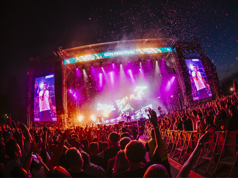 Sziget Fesztivál koncert a színpad előtt izgatott közönséggel.