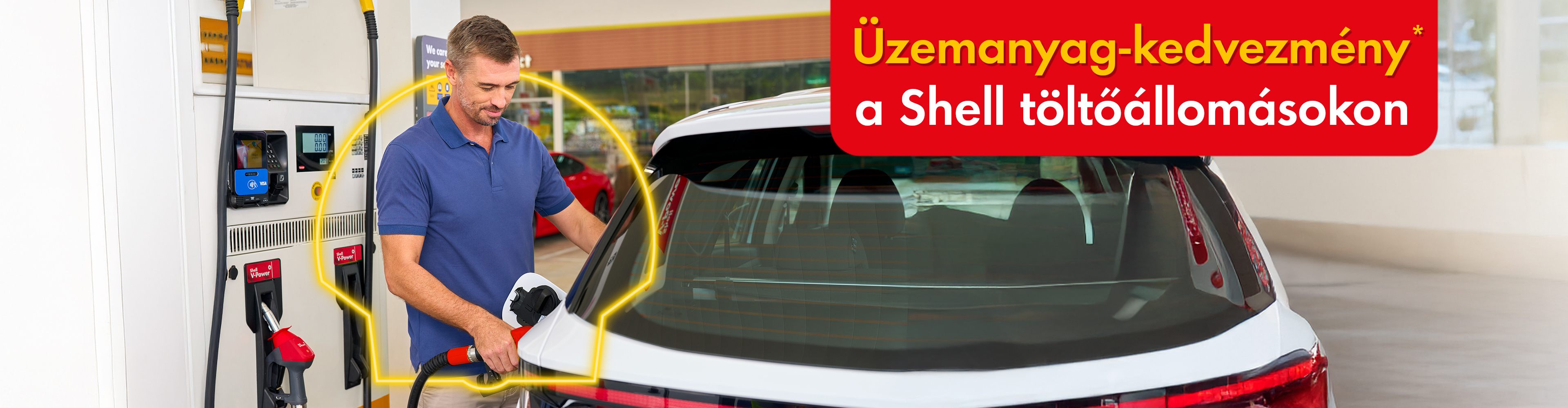 Férfi tankol egy Shell töltőállomáson, üzemanyag-kedvezményt hirdető felirattal.