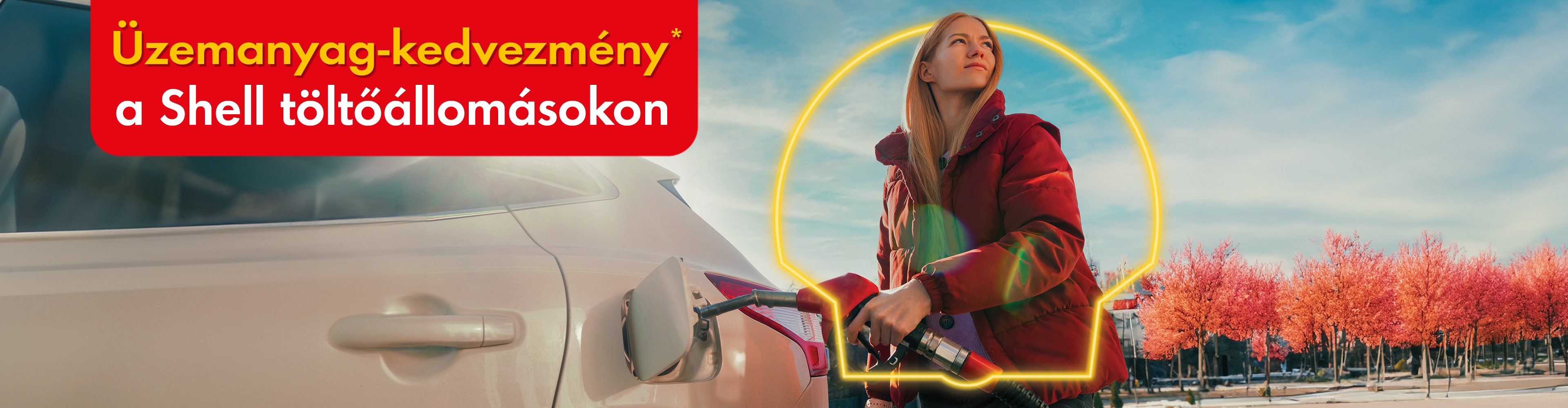 Nő tankol egy Shell töltőállomáson, üzemanyag-kedvezményt hirdető szöveggel.