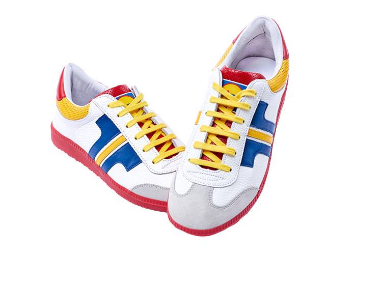 Fehér Lidl sportcipő sárga fűzővel és kék-sárga csíkokkal