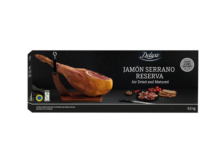 Deluxe Jamón Serrano Reserva sonka állvánnyal és késsel, 6,5 kg-os kiszerelésben.