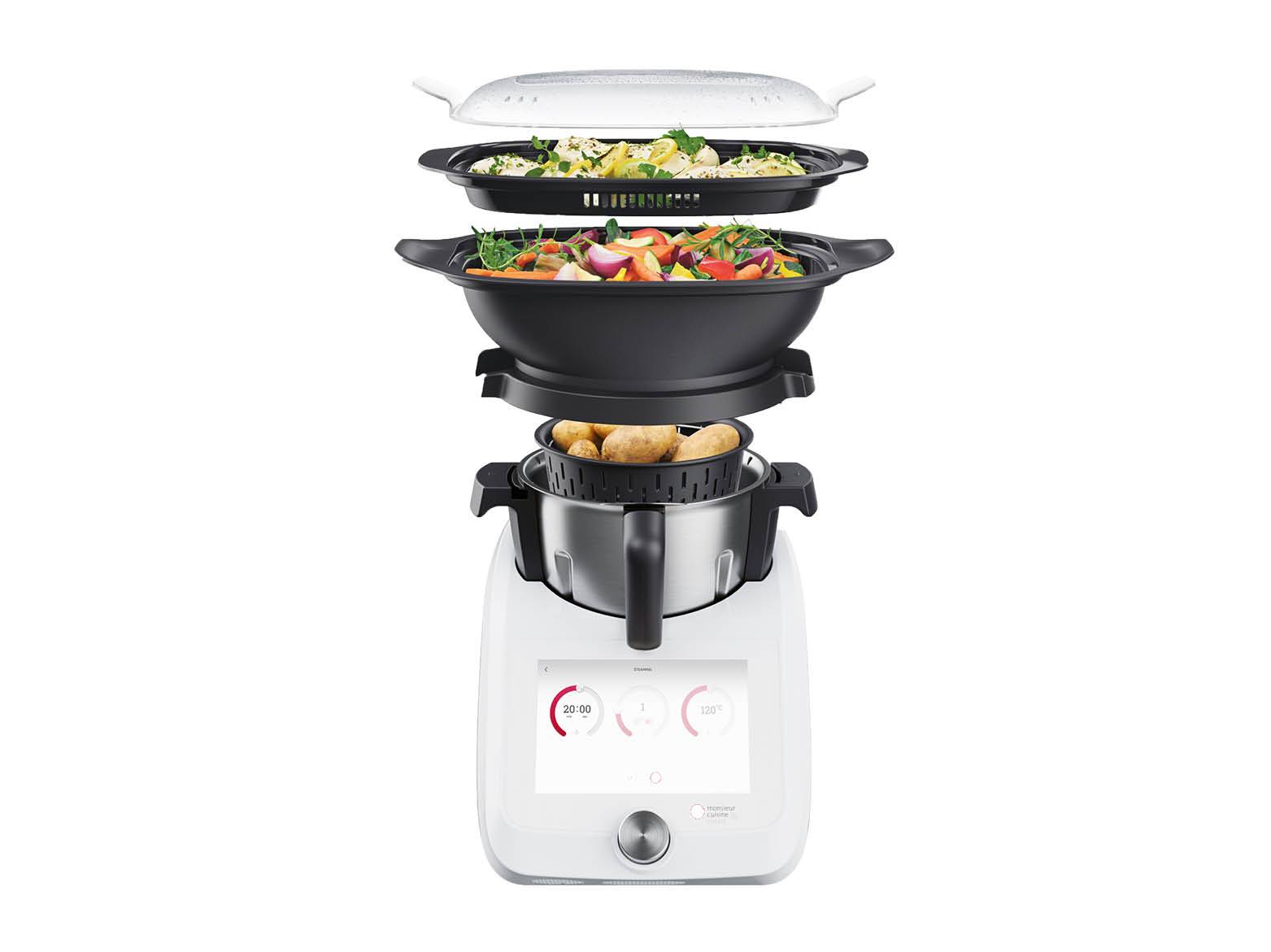 Monsieur Cuisine okos konyhai robotgép gőzölő feltétekkel, benne zöldségekkel, burgonyával és hallal