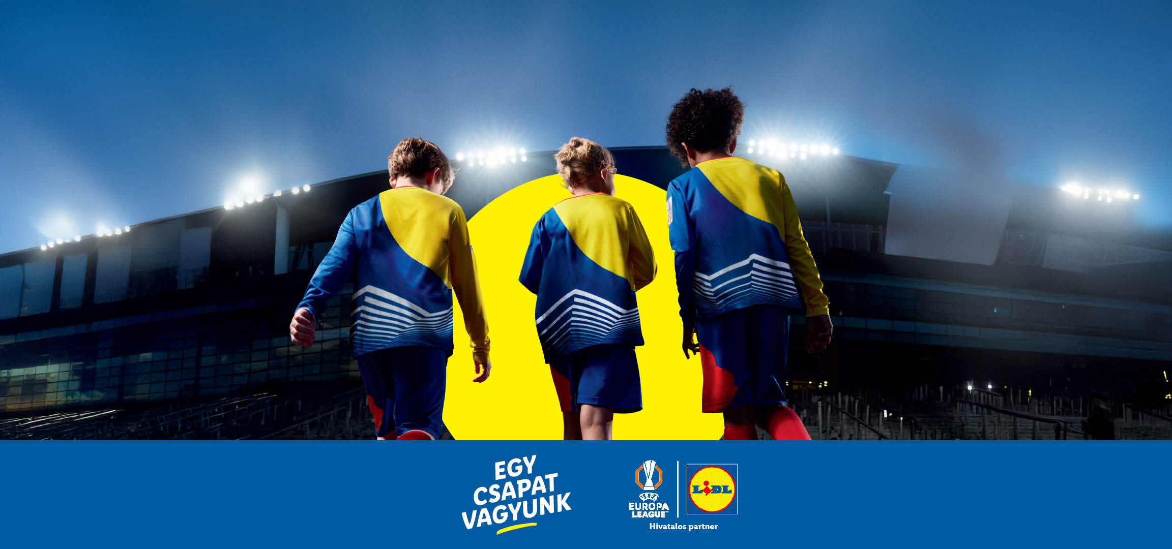 Gyerekek futballmezekben, stadionban, a Lidl és az UEFA Europa League logóival.