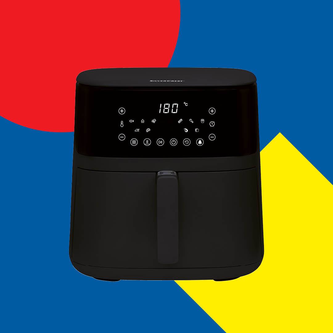 Silvercrest fekete forrólevegős fritőz digitális kijelzővel, piros, kék és sárga háttér előtt.