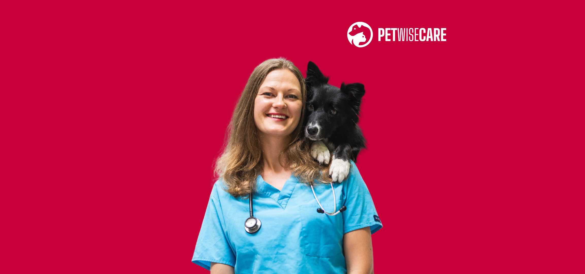 Nővér kék egyenruhában, sztetoszkóppal, fekete-fehér kutyával a vállán, piros háttér előtt.