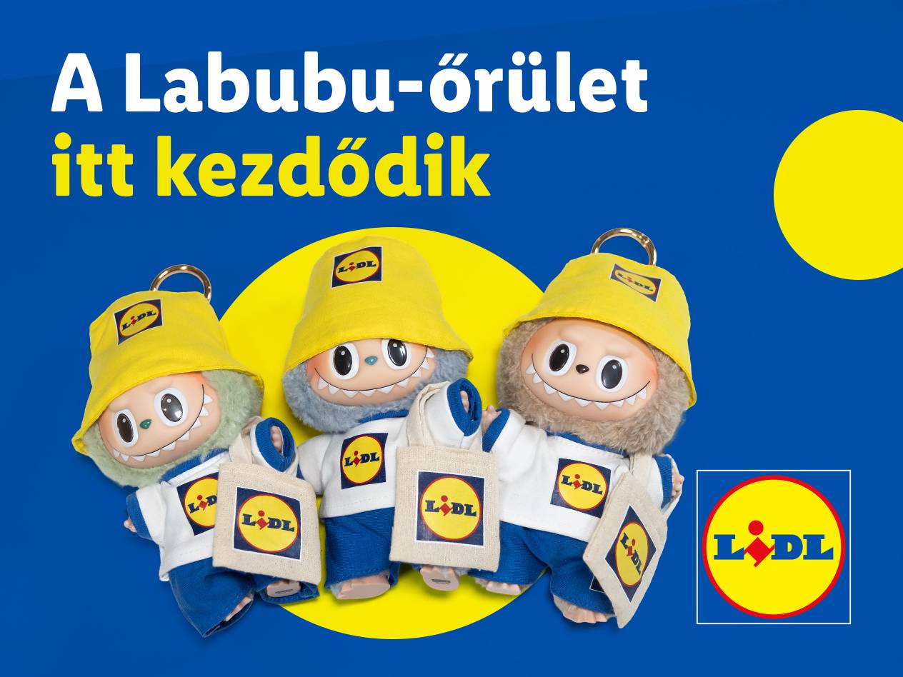 Három Labubu plüssfigura Lidl logós vödörkalapban és bevásárlótáskával.