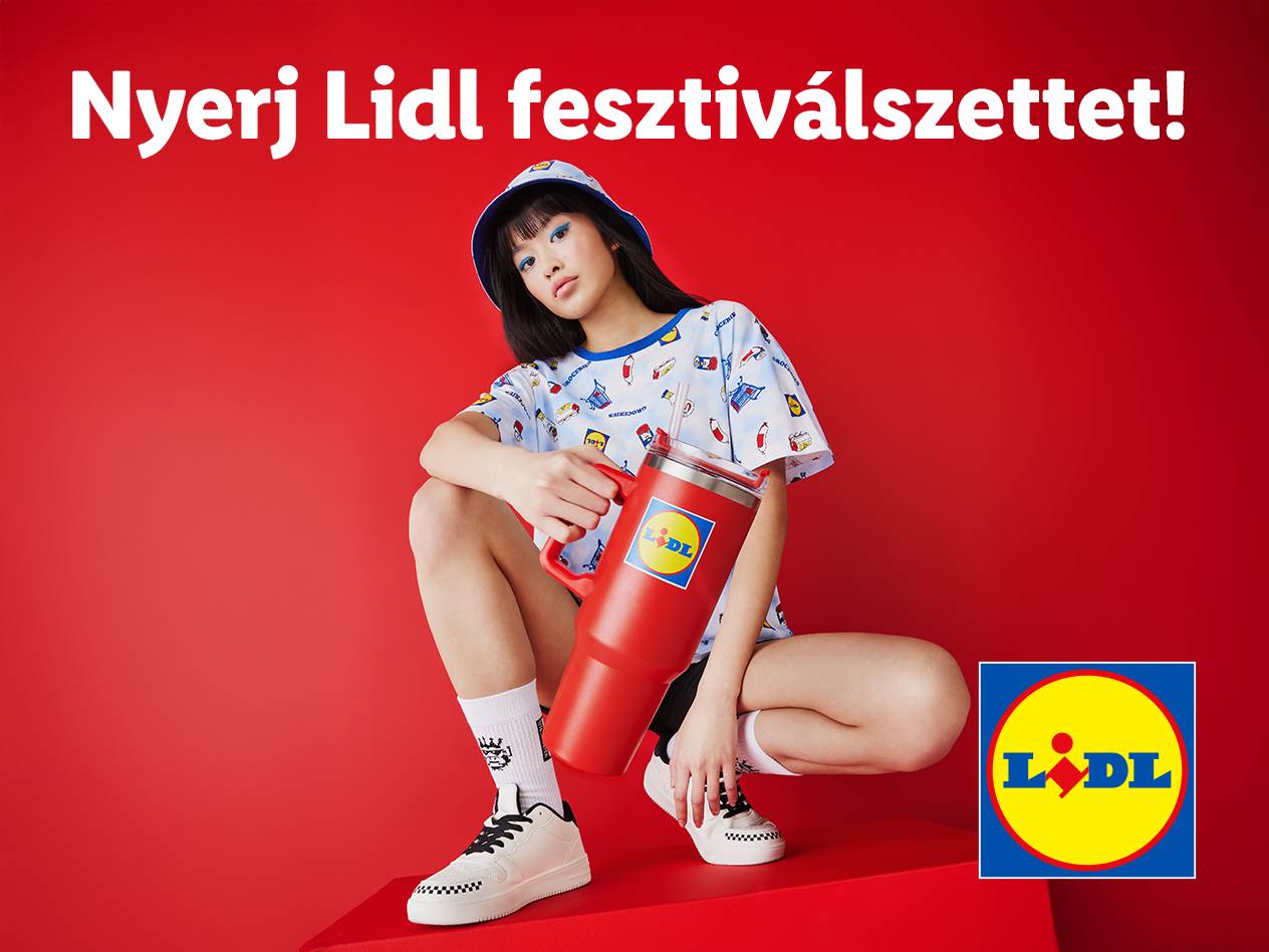 Lidl fesztivál szett nyereményjáték: modell egy vörös bögrével és Lidl mintás ruhában.
