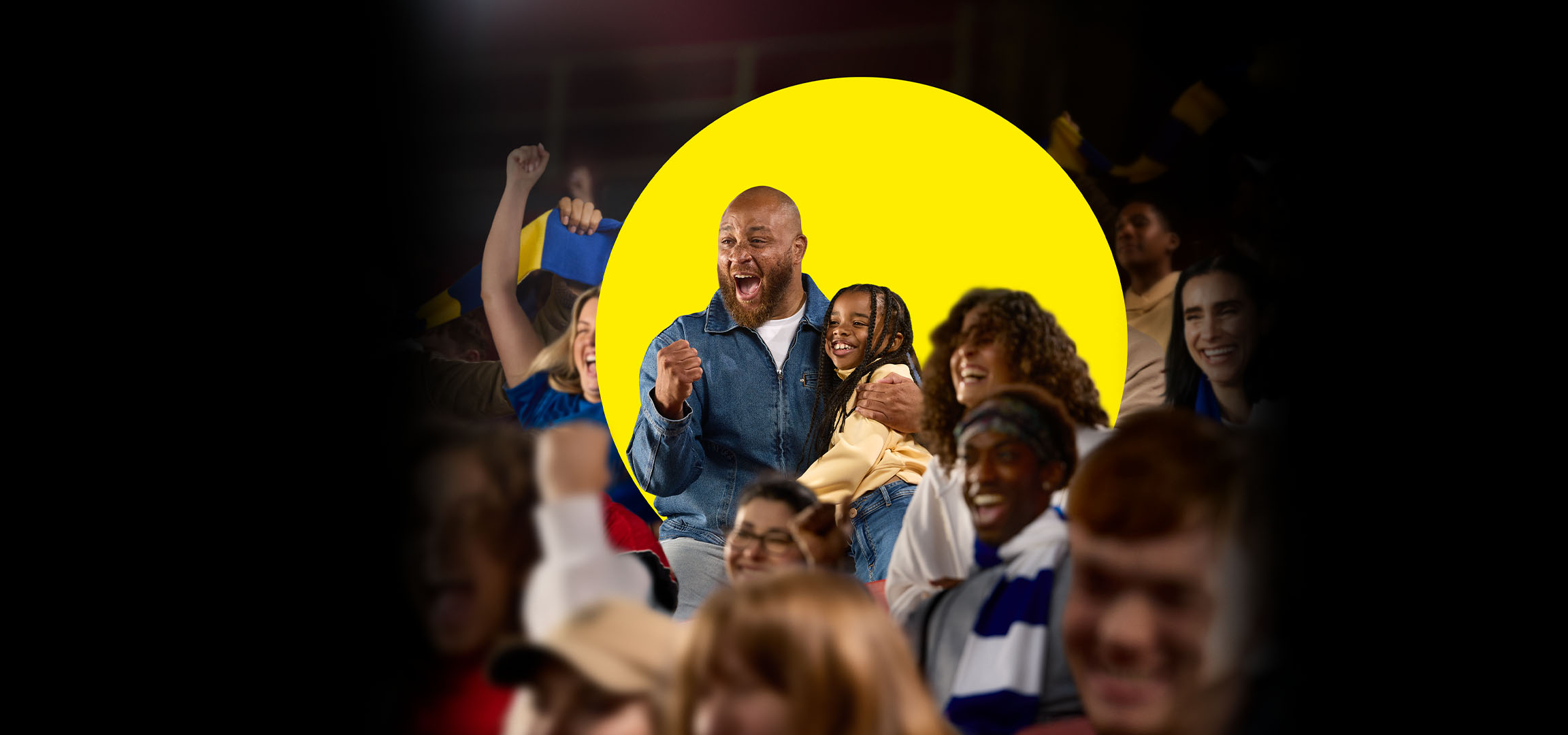 Mosolygó tömeg, köztük egy apa és lánya, élvez egy eseményt.