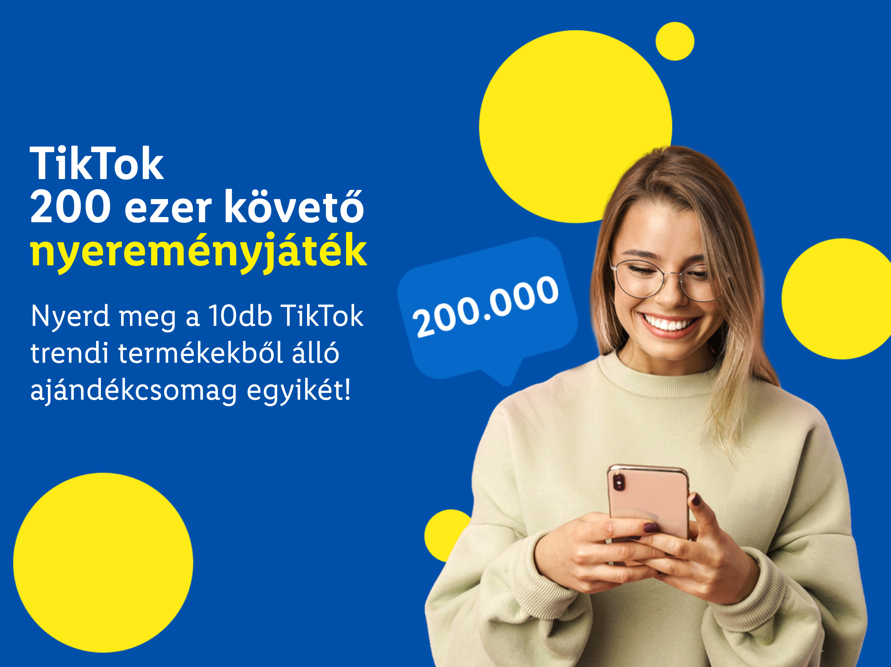 Fiatal nő mosolyogva nézi telefonját, miközben egy nyereményjátékot hirdetnek 200 ezer követő eléréséért.