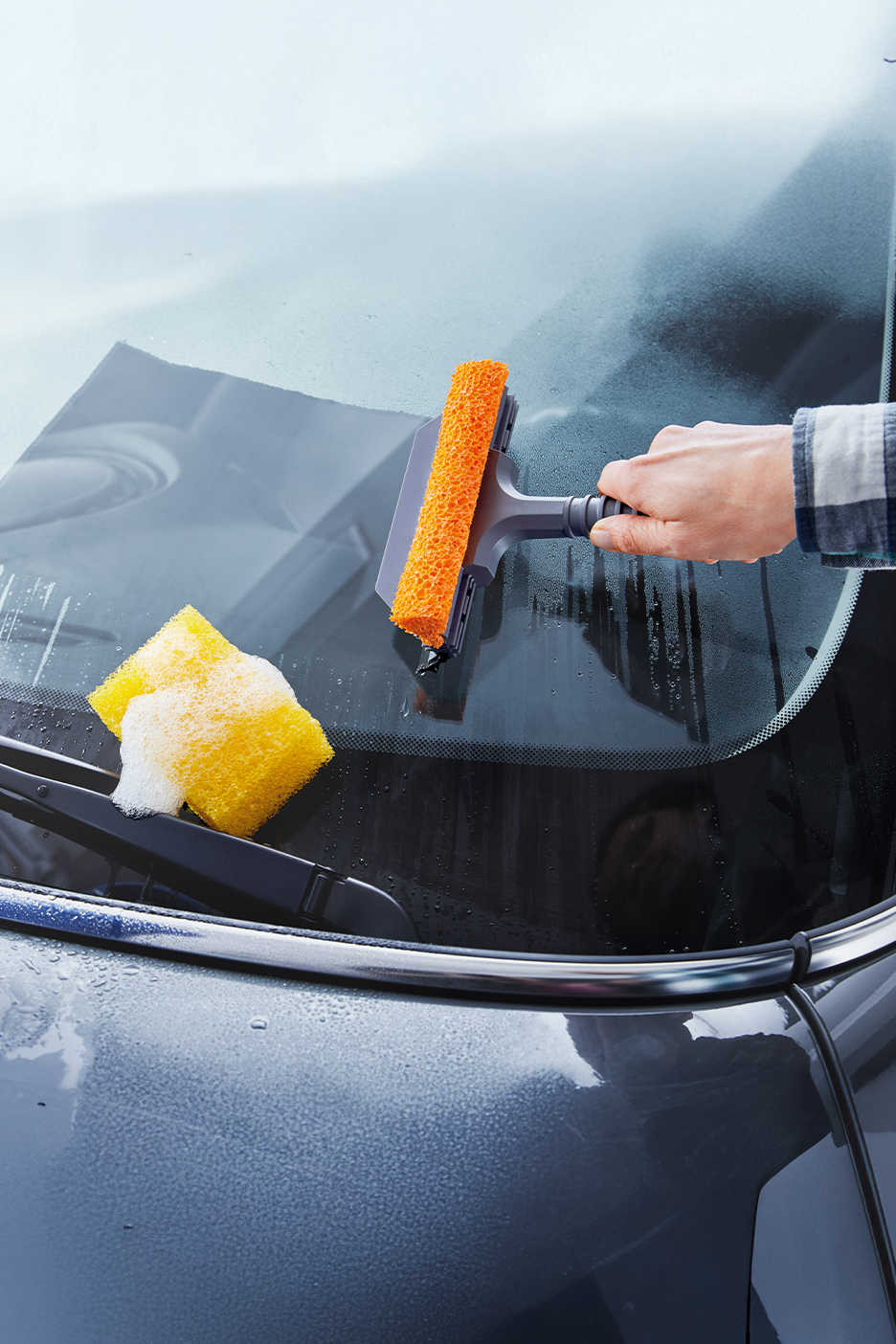 Kézi szélvédőmosó és szivacs autómosáshoz.