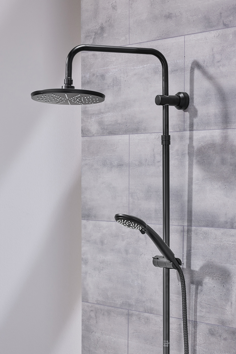 Fekete zuhanyrendszer esőztetővel és kézi zuhannyal, szürke csempézett falon.