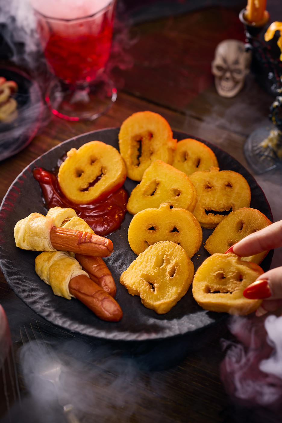 MI/AI segítségével létrehozott/módosított kép: Halloween-i sütőtök alakú burgonyafigurák és virslis múmiaujjak egy tányéron.