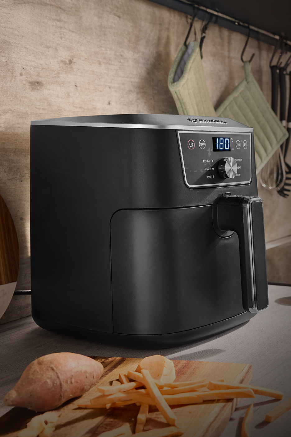 Fekete Silvercrest forrólevegős fritőz 180 fokra állítva, édesburgonyával és hasábburgonyával egy konyhapulton.